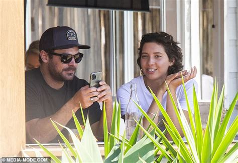 Last month, the hollywood star, 33, and the model, 25, were spotted spending time apart during a getaway to leura, a suburb of the blue mountains. Zac Efron confirma su relación con Vanessa Valladares (+FOTOS)