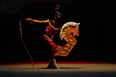 Johor has land borders with the malaysian states of pahang to the north and malacca and negeri buginese and javanese cultural influences are found in the bosara and kuda kepang dances. What is /k/ meaning?