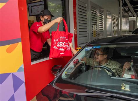 Jollibee Singapore Opens First Drive Thru Store Jfc I Jollibee Foods