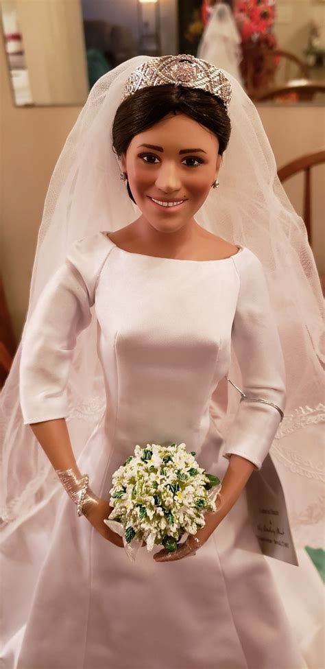 Meghan markles letzte anzüge werden kurz vor der königlichen hochzeit ausgestrahlt. Pin by Carol Sass on Danbury Mint Meghan Markle bride doll ...