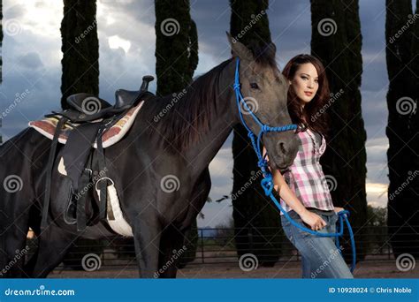 Das Pferd Und Der Mitfahrer Stockfoto Bild Von Ranch Frau 10928024