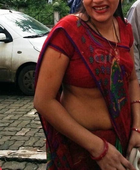 Real Desi Bhabhi Hot Saree Voyeur Picture In Market Area Porn Pictures