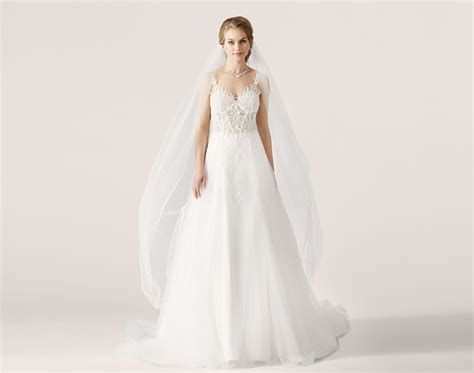 Die neue lilly brautkleider filiale in berlin befindet sich in einem herrschaftlichen gebäude mit ort: Lilly Brautkleider bei Princess Dreams Brautmode in Berlin ...