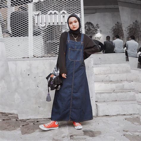 Manis dan Stylish, 9 Ide Mix and Match Overall Dress dengan Hijab