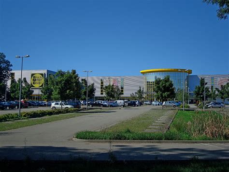 Freiburg im Breisgau, neuerbautes Möbeleinkaufzentrum, 2011  Staedte