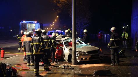 Horror Crash In Hamburg Mercedes Kracht Gegen Laterne Toter