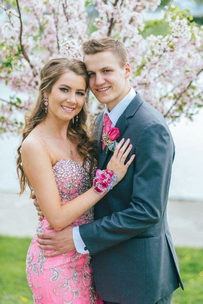 Cute Prom Group Picture Ideas Singleprompictures Prom Photoshoot