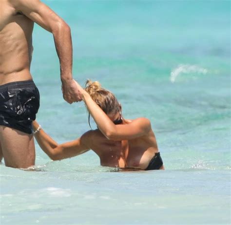 Η Elena Santarelli topless σε paparazzi φωτογραφίες στην παραλία