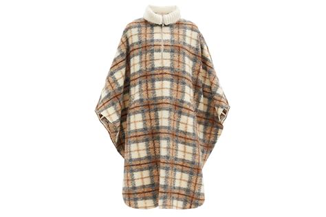 Taylor swift's plaid coat sells out after she wears it on evermore cover. 因為 Taylor Swift 的新唱片，格紋單品的人氣急升 409％!