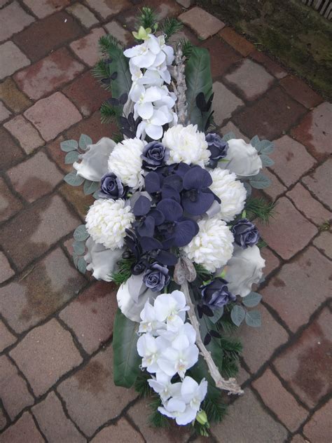Bukiety stroiki i kompozycje z żywych kwiatów na cmentarz Wrocław