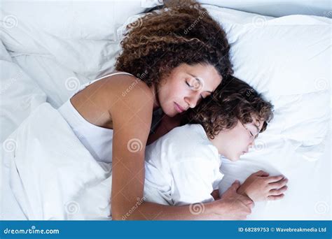 Suavemente Rico Latín Madre E Hijo Durmiendo Articulo Subtítulo Cobertura