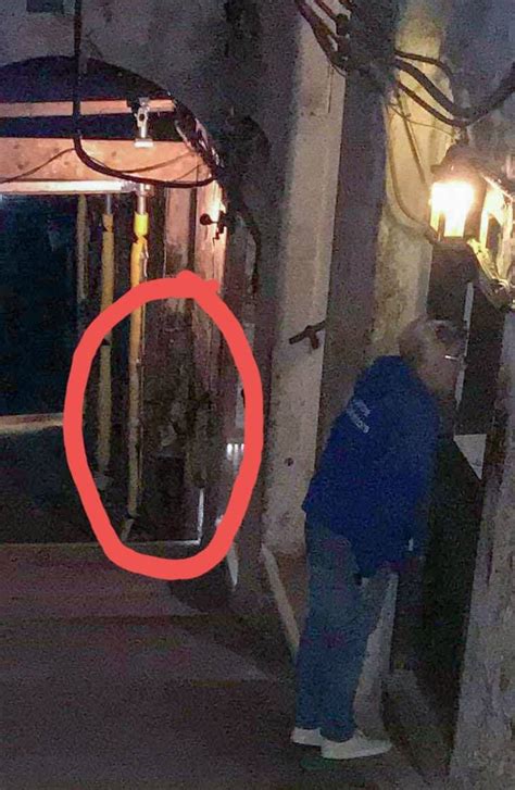 ghost hunters spot creepy figure behind them in edinburgh s famous mary kings close the