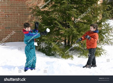 Two Boys Having Snowball Fight Outside Foto Stock 2810260 Shutterstock