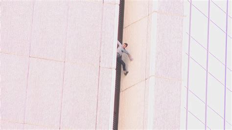 Man Climbs Tallest Skyscraper In Phoenix Arizona Without Safety