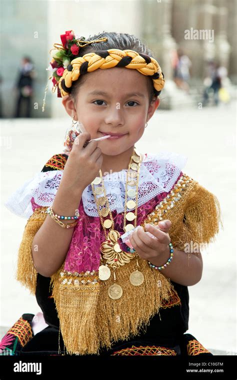 Pequeña Niña Indígena Mexicana Con Lollipop En Traje Tradicional En La