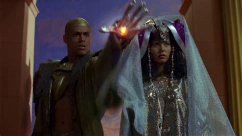 Stargate wikia, gateworld and stargate solutions have tons of stargate resources, including watching the og stargate and you can see the production crew in the reflection of o'neil's. Stargate SG-1: La historia contada por sus protagonistas ...