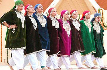This state is populated with kashmiris and a minor the rich culture and landscape of the region are reflected in the traditional dress worn by the people of jammu and kashmir. Kashmiri girls performing the traditional 'Rouf' dance ...