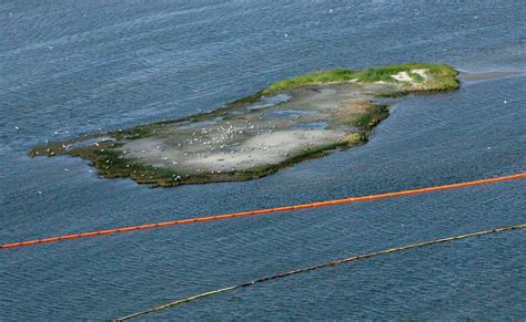 No dia 21 de abril, uma explosão na plataforma petrolífera deepwater horizon, no golfo do méxico, próxima à costa sul dos estados unidos, deixou 11 pessoas desaparecidas. Tragédia no Golfo do México