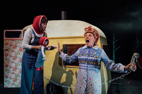 Heldigvis har hun silje og lisbeth. «Raudhette og ulven»: Kjøtt og beven - Periskop