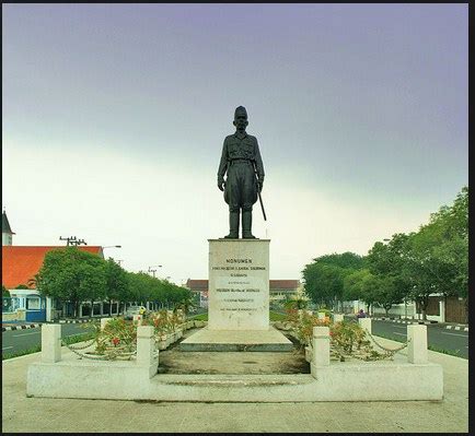 Tiket masuk monumen jendral suderman pacitan. Pesona Keindahan Wisata Monumen Jenderal Sudirman Nganjuk ...