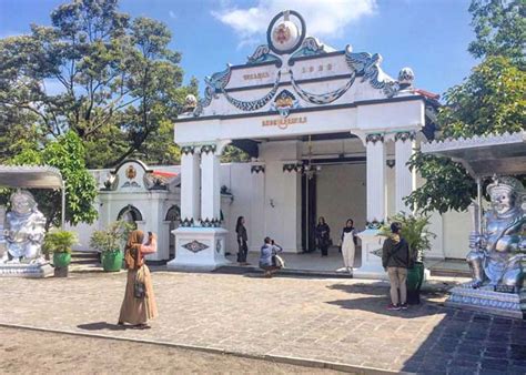 Keraton Yogyakarta Sejarah Foto Harga Tiket Masuk Genjos Holiday