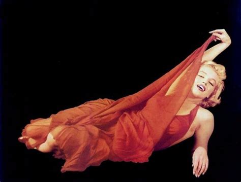 Behind The Scenes Photos Of Marilyn Monroe Playfully Poses During The