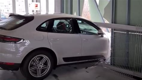 Vidéo Un Suv Porsche Macan En Fâcheuse Posture Les Voitures