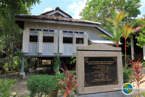 Mahathir yang diterbitkan di suratkhabar singapura dibawah nama pena c.h.e.d.e.t. Tun Dr Mahathir's Birth House, Alor Setar