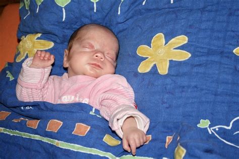 Wir haben also keinen plan mit sorgfältig ermittelten zeiten für das schlafengehen aufgestellt, sondern haben unser kind einfach dann schlafen lassen, wenn es müde war. Wann soll mein Baby ins Bett? Die richtige Schlafenszeit ...