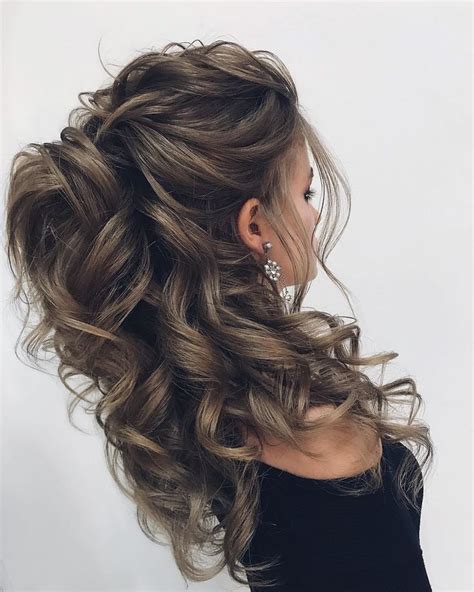 Half up wedding hairstyles are the best because they look like an updo at the front and show off the length of your gorgeous hair at the back. Frisuren | Medium curly hair styles, Down curly hairstyles ...