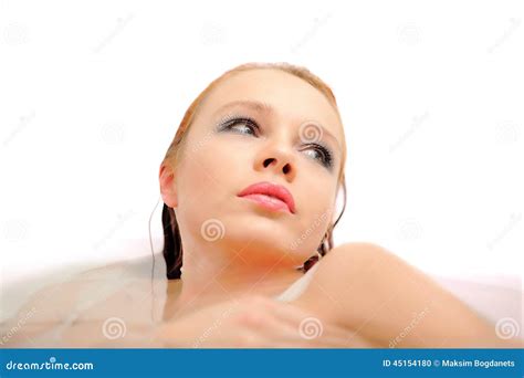 Piękne Nagie Postacie Lub Nagie Kobiety W łazience Zdjęcie Stock Obraz złożonej z relaks