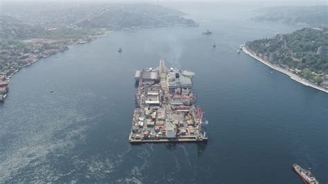 Gemide gazlı sistemleri kullanmak yasaktır. Dev gemi İstanbul Boğazı'ndan geçti