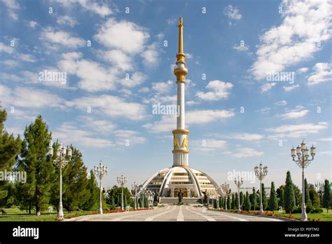 Monumento De La Independencia Ashgabat Turkmenist N Fotograf A De