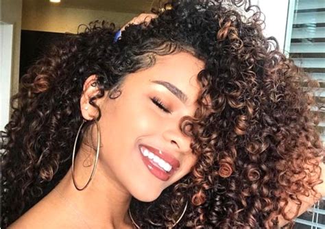 Cheveux Afros Les Tips Les Plus Simples Pour Des Boucles De R Ve
