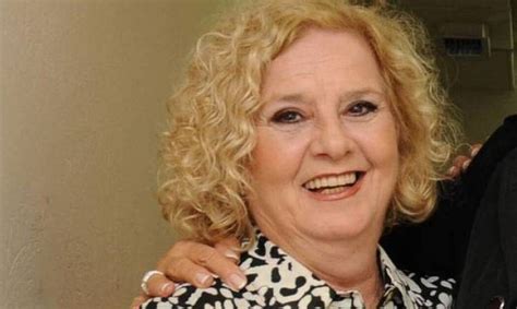 Η πηνελόπη πιτσούλη, πρωταγωνίστρια στο χαιρέτα μου τον πλάτανο της ερτ1 απ' όπου πάφθηκε ο γνωστός πρωταγωνιστής μετά τον σάλο των καταγγελιών, μίλησε στο πρωινό. Πηνελόπη Πιτσούλη: «Ο Γιώργος για μένα είναι η ψυχή μου ...