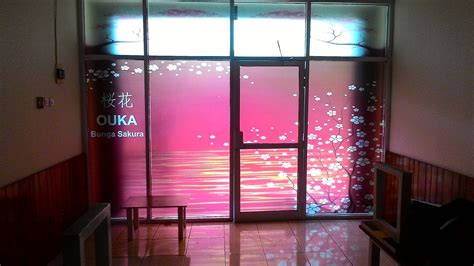 Kaca film one way jadikan kaca anda penuh dengan nuansa cermin kaca film riben akan lebih elegan untuk kaca rumah dan gedung anda sticker sandblast artistik. STIKER KACA KANTOR, KACA FILM GEDUNG, SANDBLAST, RIBEN ...