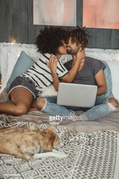 Black Couple Kissing Bed Photos Et Images De Collection Getty Images