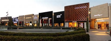 Tiene una parte interior y un boulevard exterior. Parque Arauco suma más locatarios a su Distrito de Lujo