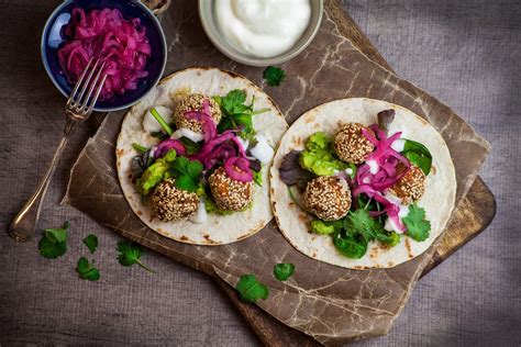 A note on the garlic. Vegan falafel with toum sauce | A recipe from Santa Maria