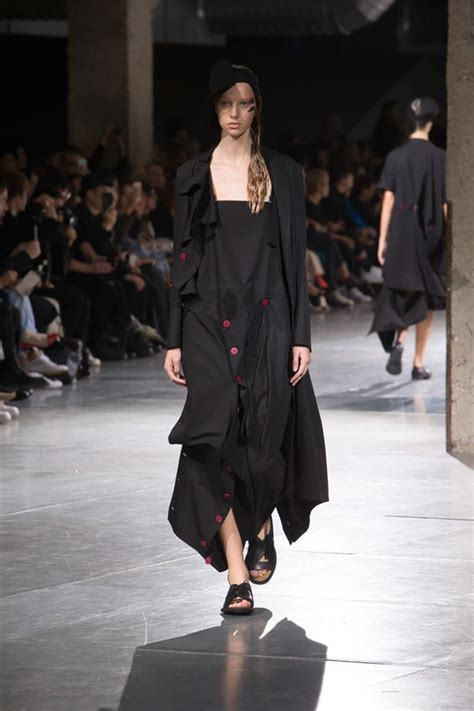 Pfw Yohji Yamamoto Spring Summer 2018 Womenswear Collection