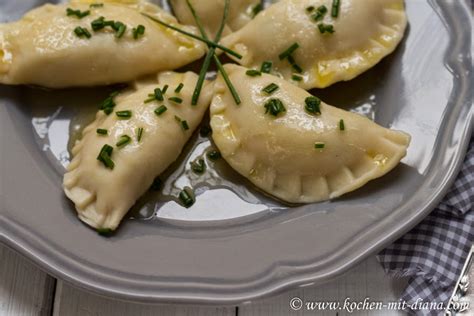 Osttiroler schlipfkrapfen schlipfkrapfen aus osttirol werden mit gekochten kartoffeln und frischen kräutern gefüllt und mit einer herzhaften portion würzigem käse bestreut serviert. Osttiroler Schlipfkrapfen - Cooking with Diana