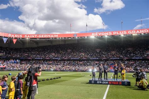 Neymar Presentato Ai Tifosi Del Psg Festa Al Parco Dei Principi