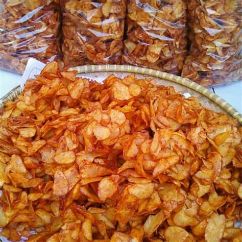 Berbeda dengan keripik singkong yang lain pemberian bumbu ladonya bisa dengan menggunakan mesin. Jual keripik singkong balado murah - Kota Tangerang ...