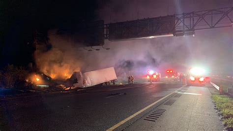 2 Dead 6 Hospitalized In Fiery 8 Vehicle Crash On I 75