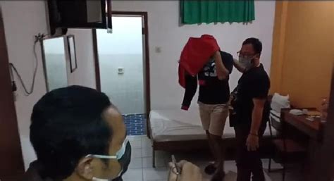 Dua Pasangan Mesum Di Madiun Digerebek Polisi Di Kamar Hotel