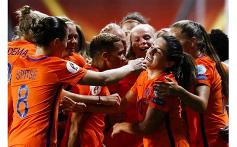 Dominique janssen ontbreekt door rugklachten in de selectie van de oranjeleeuwinnen voor de vriendschappelijke interlands tegen belgië en duitsland. Voetbal: WK-uitzwaaiwedstrijd Oranjeleeuwinnen live op ...