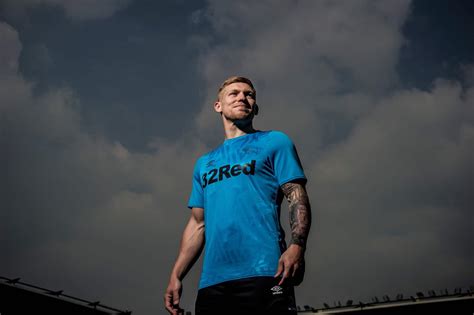 Seguimos con estrenos en inglaterra, viajando a derbyshire donde en la mañana de hoy derby county football club, equipo de la football league championship (y que se quedó a las puertas de la premier league) reveló su nuevo modelo titular umbro, que ahora les mostramos. Umbro Derby County Away Kit 2019-20 Released | The Kitman