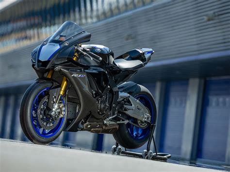 Yamaha r1m agresif, hızlı kontrollü ve denge ile tam bir super sport. 2020 Yamaha YZF-R1 And YZF-R1M First Ride Review | สปอร์ต ...