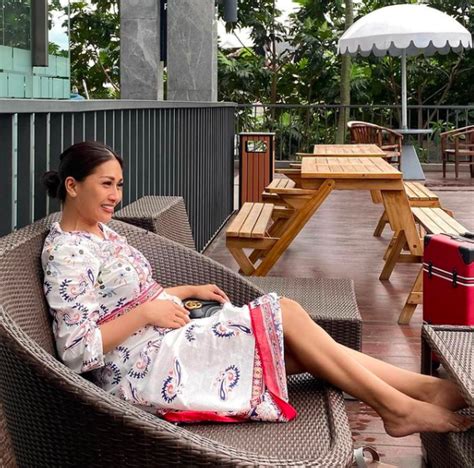 Baru saja resmi dinikahi raden brotoseno, pelantun dokter cinta. Hamil Anak Ketiga, 10 Potret Tata Janeeta Pamer Baby Bump