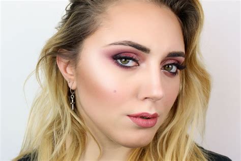 Hanno la superficie dell'iride priva di melanina e perciò riflettono la luce, grazie al cromosoma 15 che determina il colore chiaro. Trucco color MELOGRANO OCCHI VERDI capelli biondi | Make ...